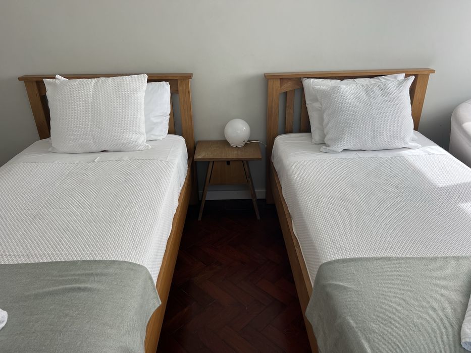 Camas solteiro em cerejeira feitas por encomenda