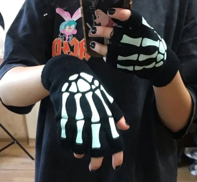 Перчатки без пальцев с принтом