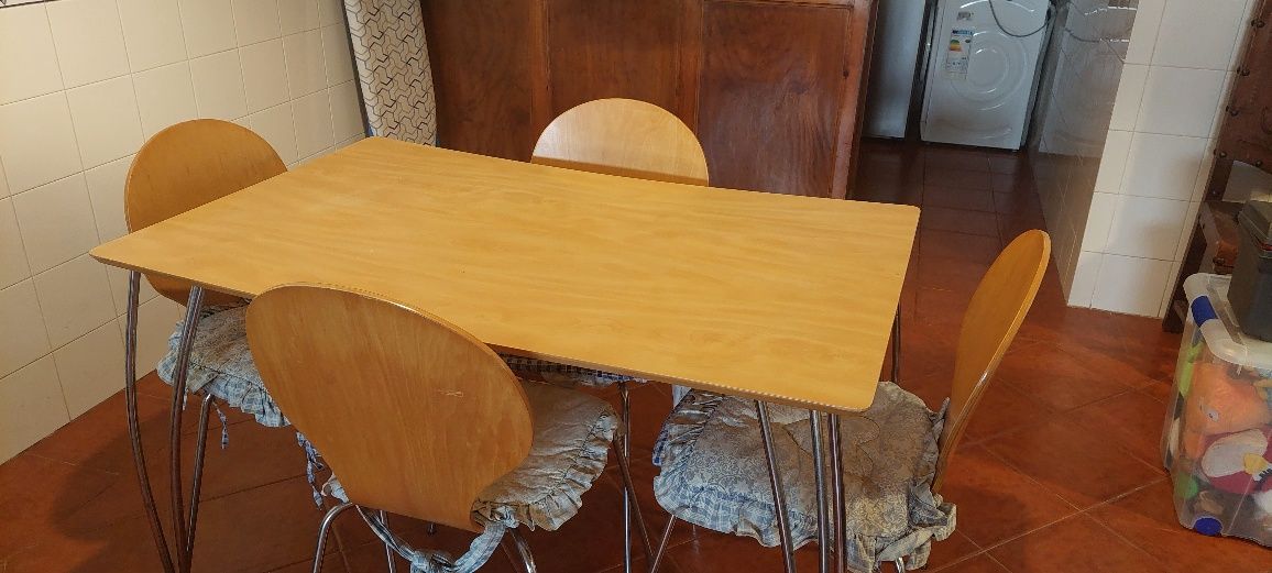 Mesa de cozinha em madeira com 4 cadeiras.