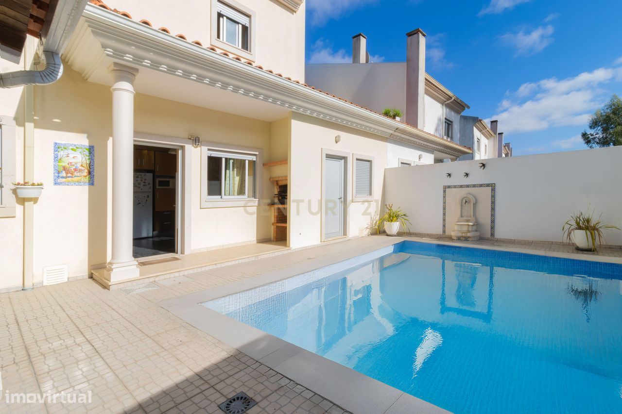 Moradia T4 com Piscina Privativa na Marinha Grande