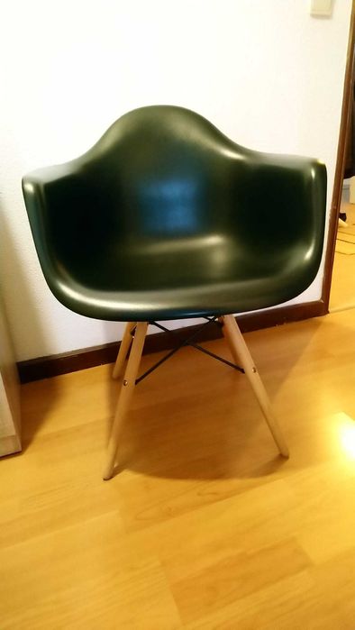 Cadeira preta e madeira