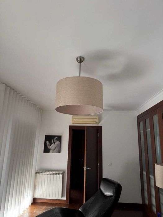 Cama, Candeeiro(s), Espelho e Chaise Longue de Couro Preto