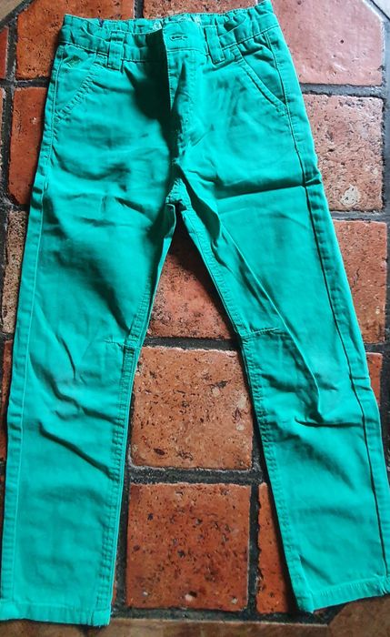 Spodnie chlopiece na gumcew rozmiarze 28.