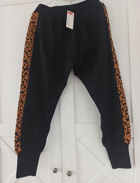 Czarne damskie spodnie dresowe z panterką r. XL