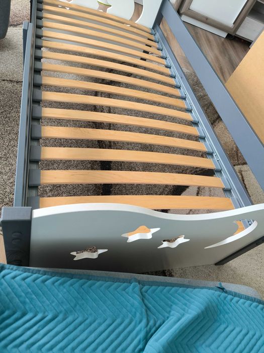 Łóżeczko dziecięce 160x80 na stelażu.