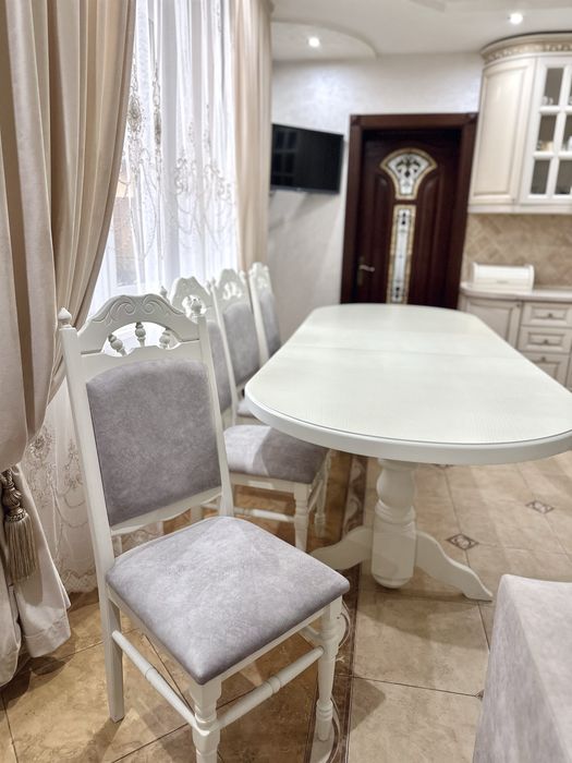 Деревʼяний стіл + 10 мʼяких крісел (натуральний бук, велюр)