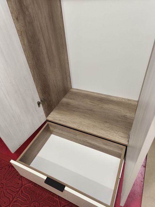 Шафа з глянцевим фасадом