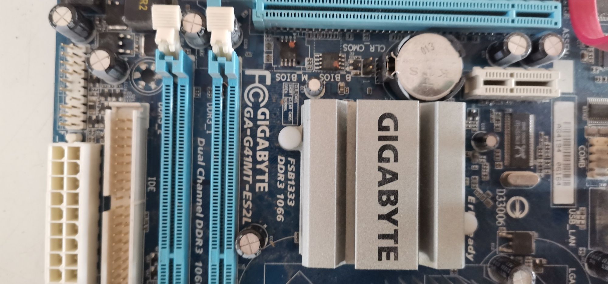 Płyta główna GIGA BYTE z procesorem i radiatorem