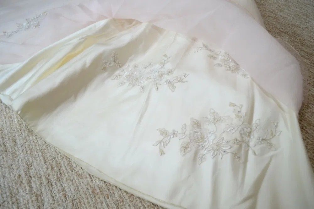 Нарядное платье молочно-пудрового цвета