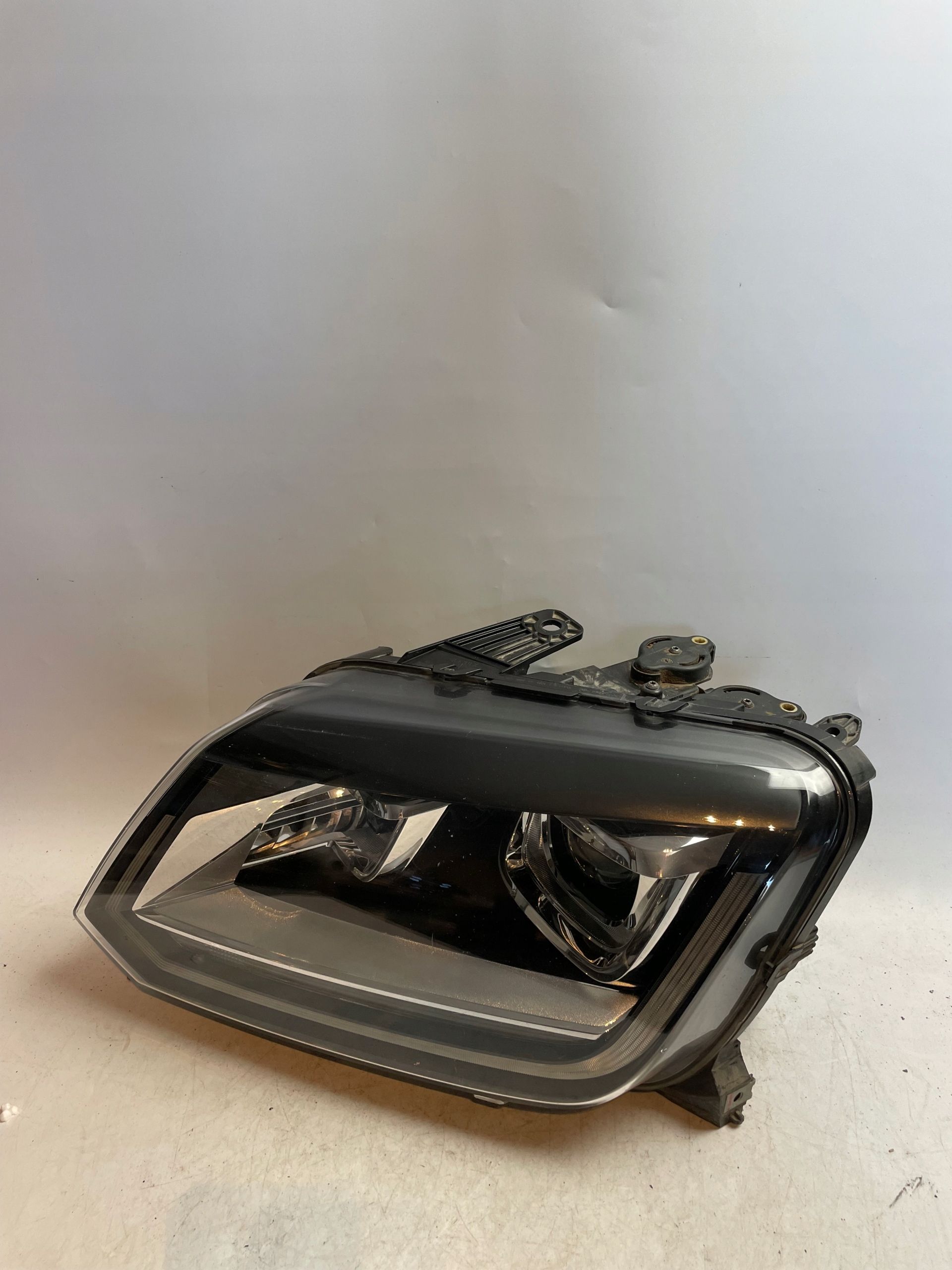 VW AMAROK REFLEKTOR Lampa przednia lewa xenon