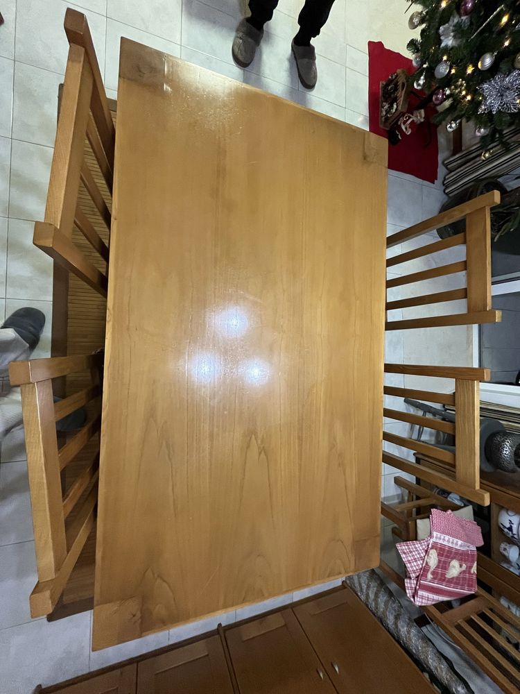 Mesa de Madeira com cadeiras