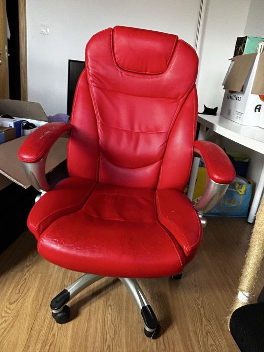 Cadeira vermelha de escritorio