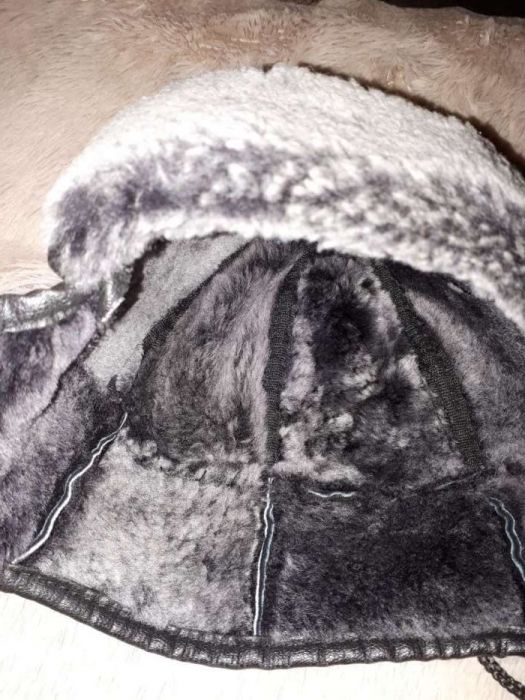 Дубленка натуральная на мальчика,в подарок шапка.