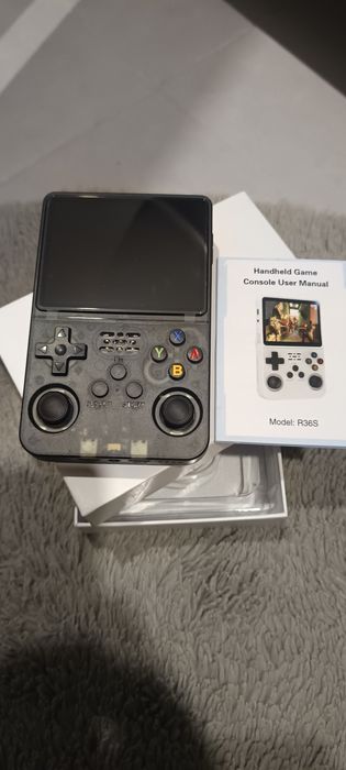 consola de jogos portátil retro chamada EWDGOES R36S.