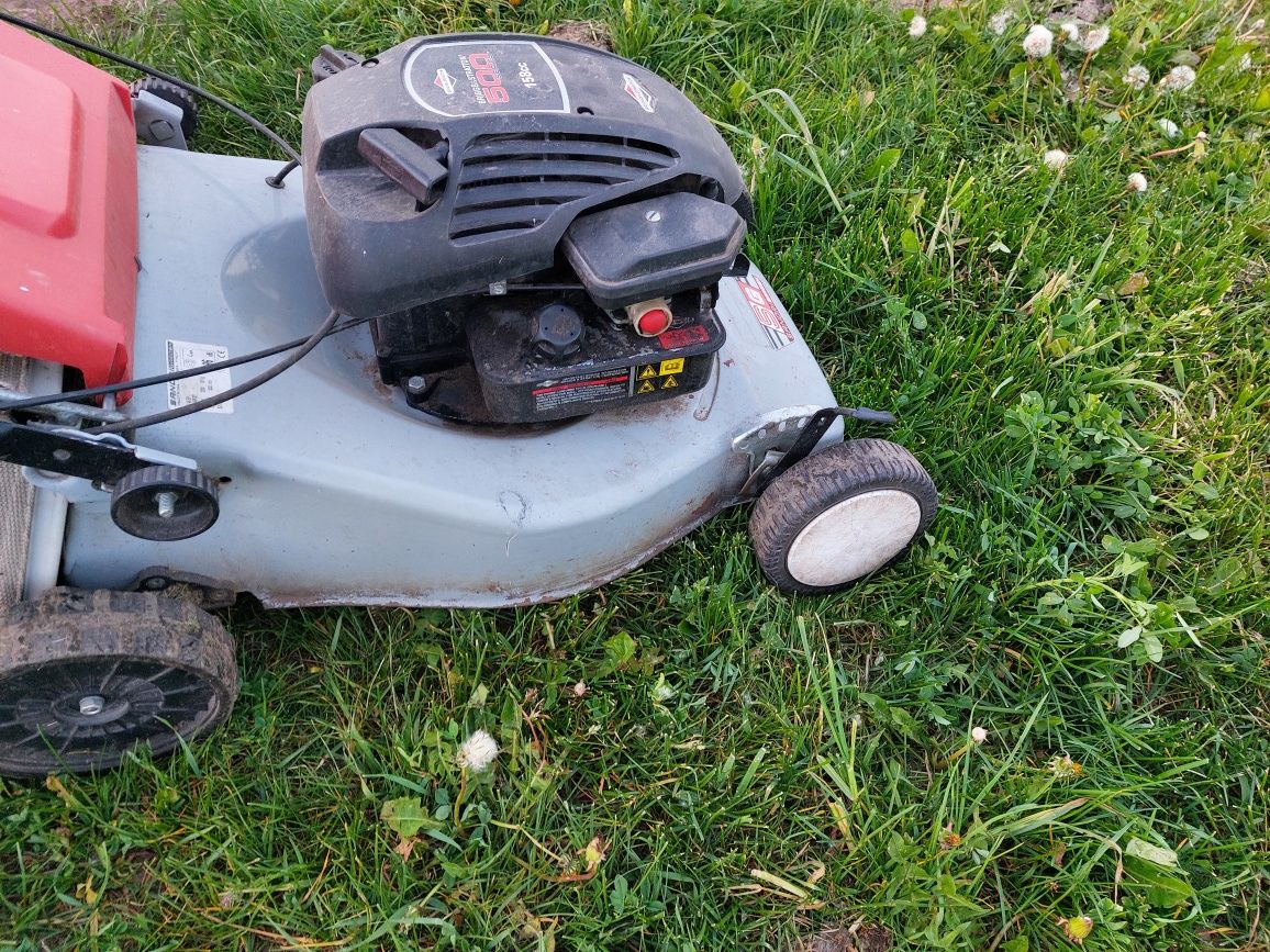 Kosiarka spalinowa briggs&stratton z napędem.