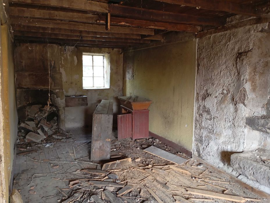 Linda moradia para recuperar a gosto, em pedra, com terreno.