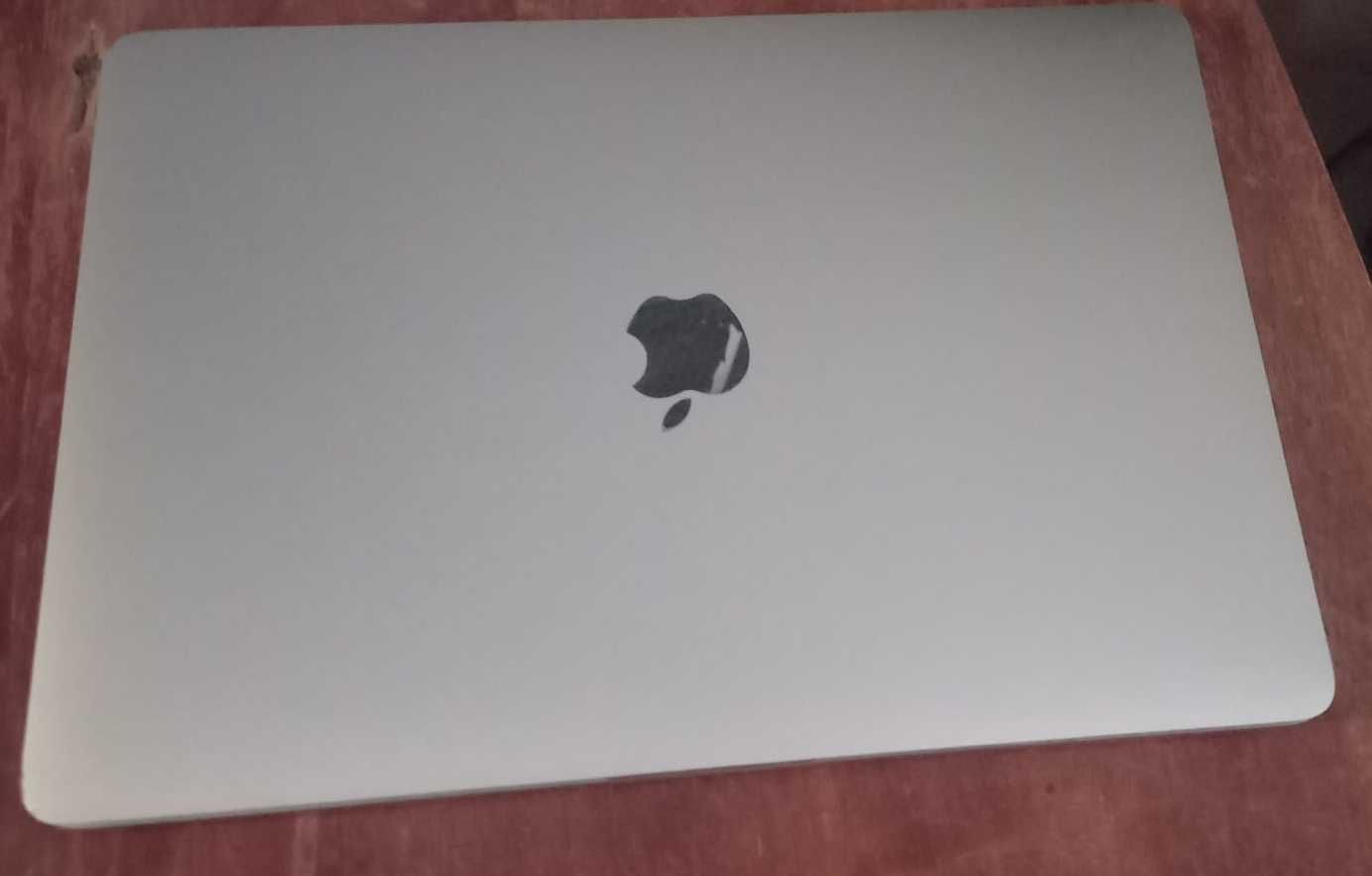MacBook Pro 13” (2016) – 2GHz i5 / 8GB / Retina display avariado