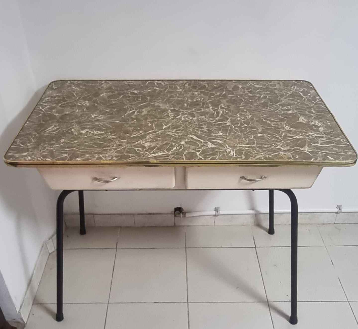 Mesa  antiga com duas gavetas