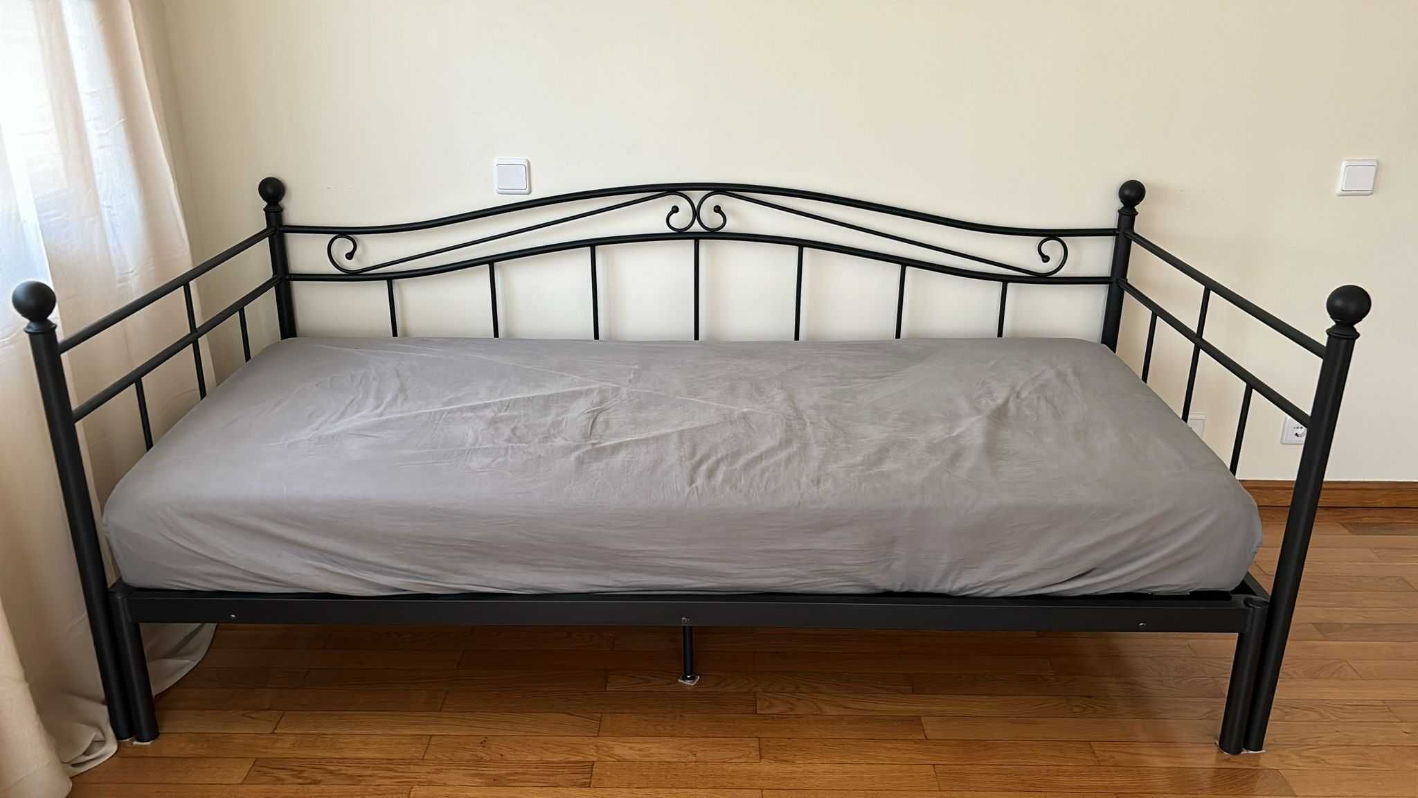 Cama solteiro/ casal como nova com colchão