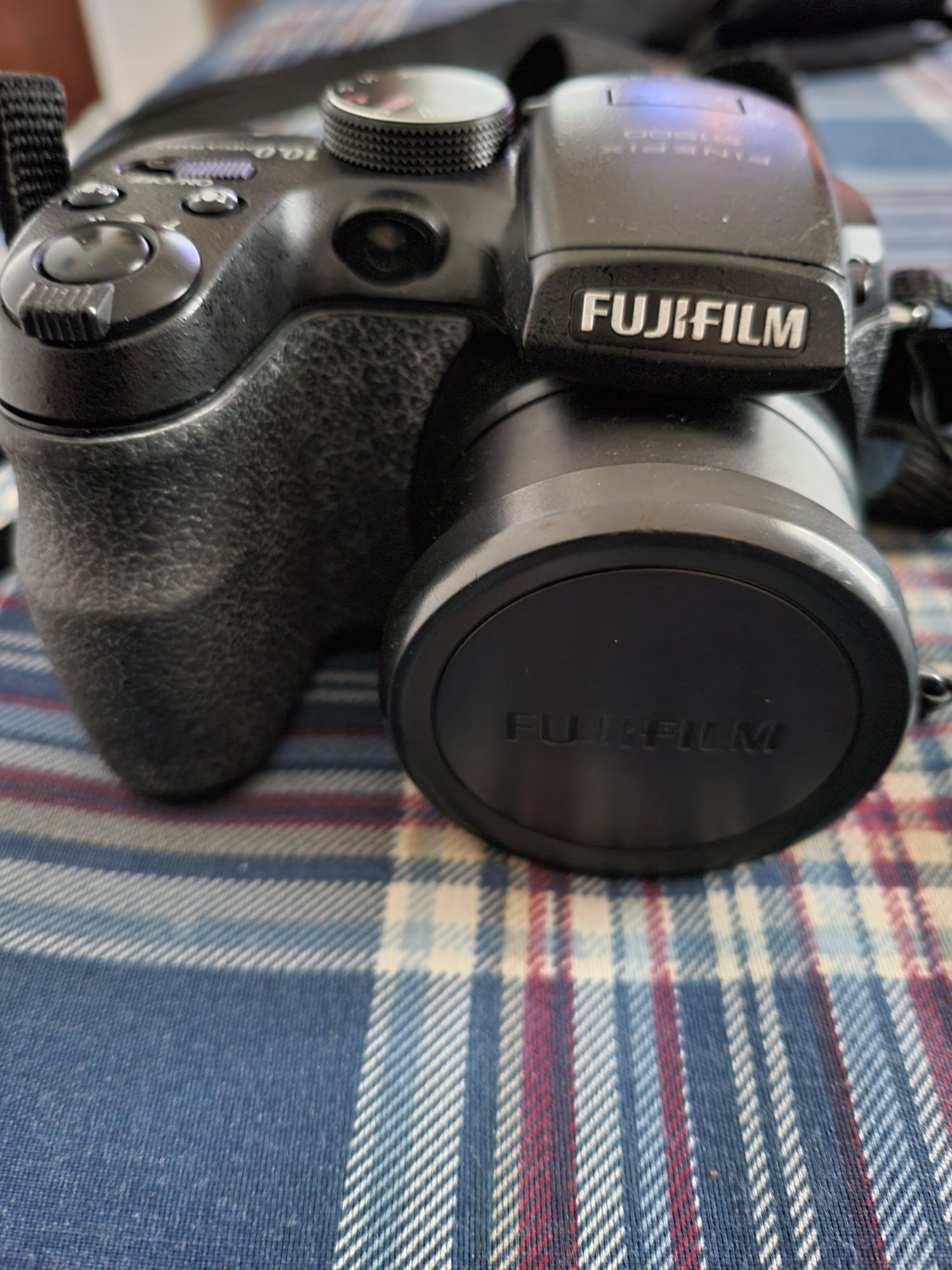 Máquina fotográfica FUJIFILM FINEPIX S1500+ bolsa de protecção Beje