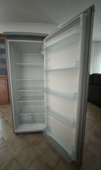 Frigorífico Schaub Lorenz – Capacidade 240 L – Como Novo