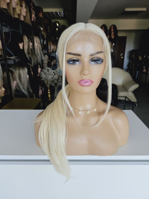 Długa blond peruka lace front Miranda naturalnie postopniowana fryzura