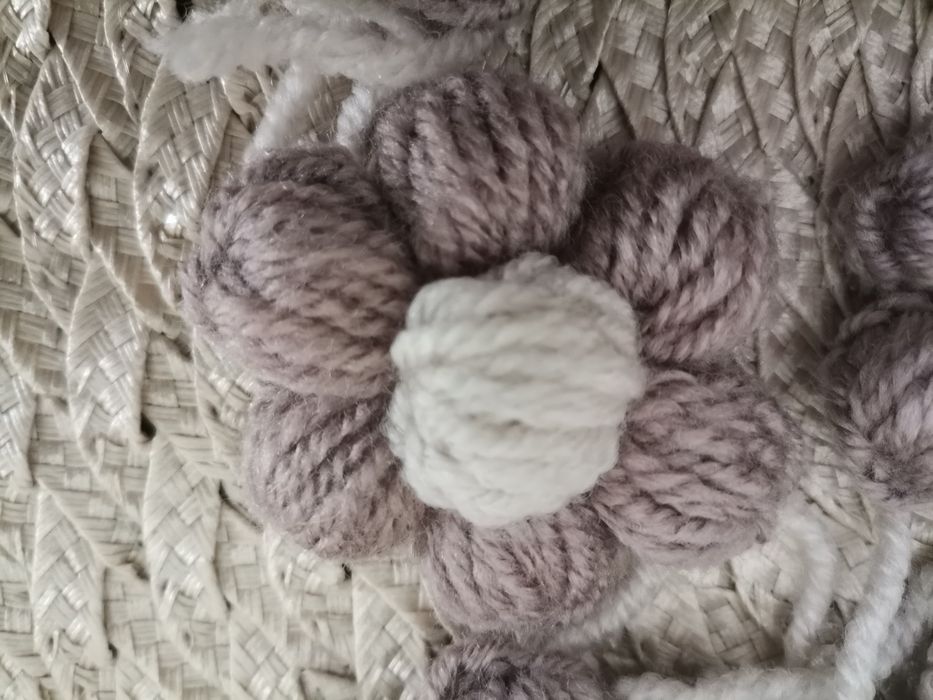 Nowe kwiaty 3D z włóczki robione ręcznie na szydełku do ozdabiania