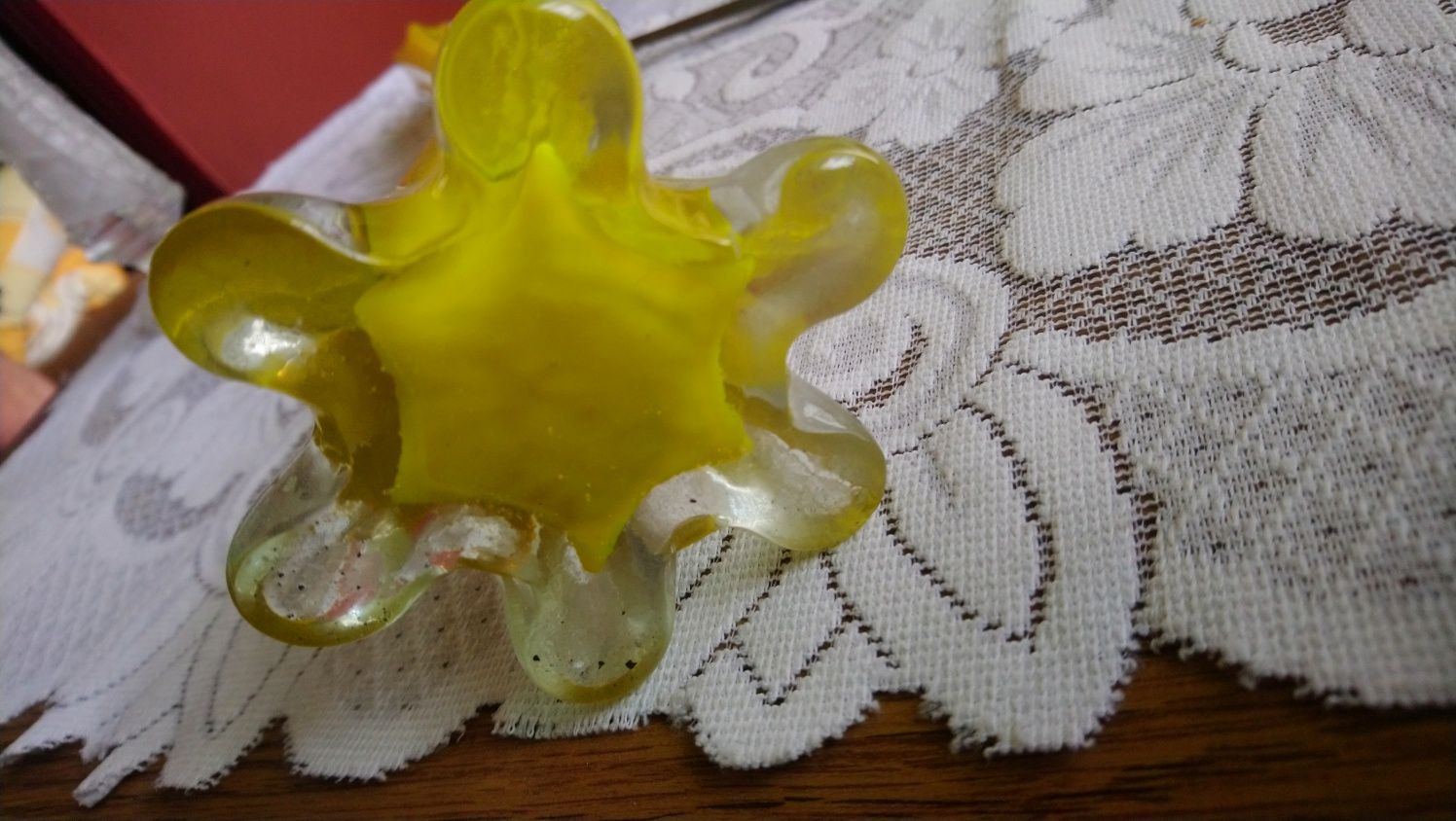 Krzywy wazon żółty szkło PRL vintage