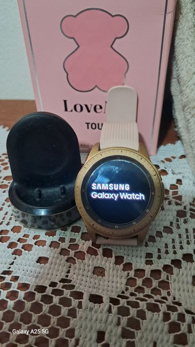 Smartwatch Samsung Galaxy 42mm dourado, bracelete rosa com caixa.