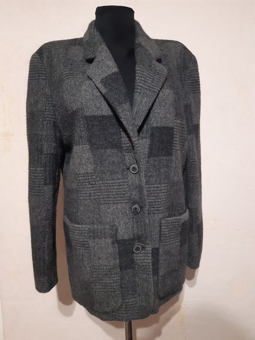 Стильный шерстяний піджак з накладними кишенями