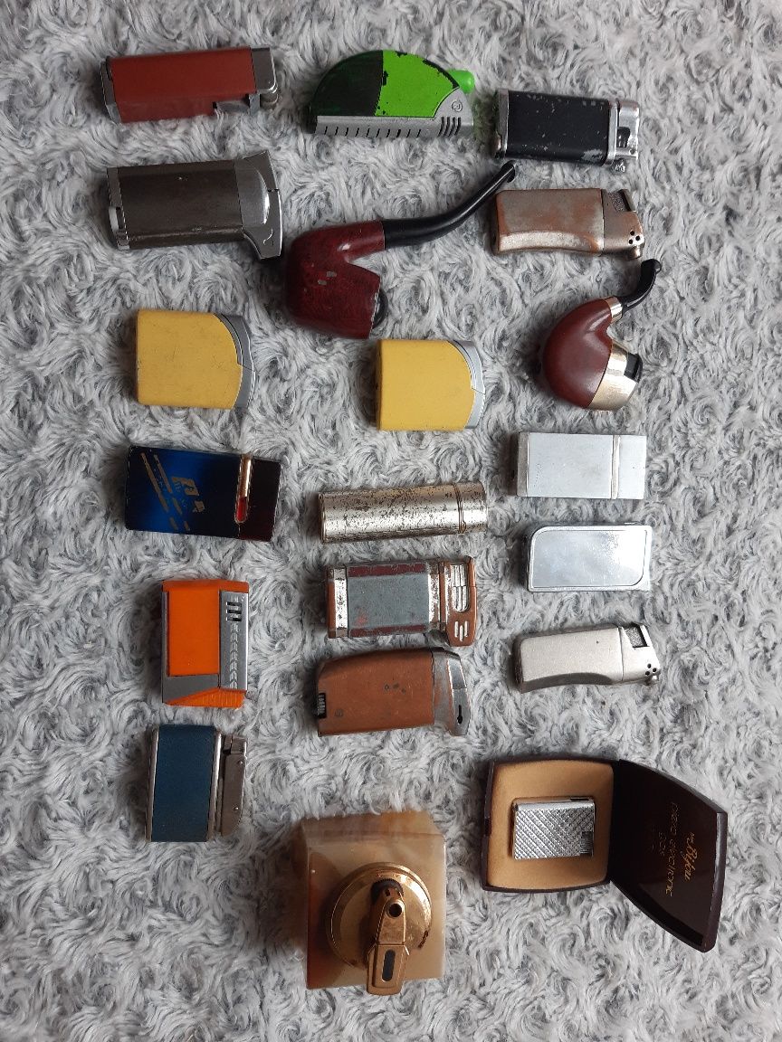 Zestaw zapalniczek kolekcjonerskich plus metalowy pojemnik na zapałki.