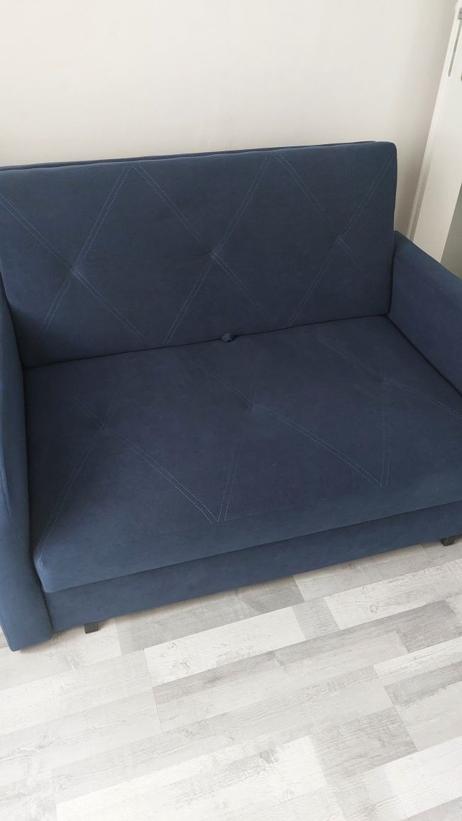 Sofa dwuosobowa z pojemnikiem