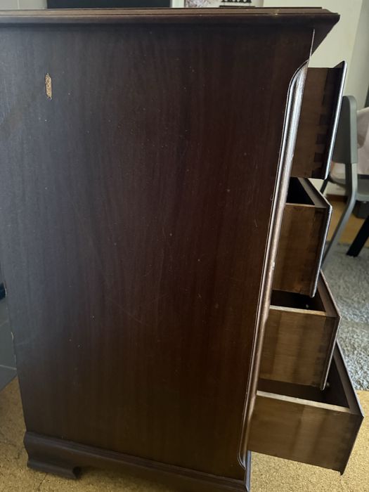 Cómoda em madeira 4 gavetas