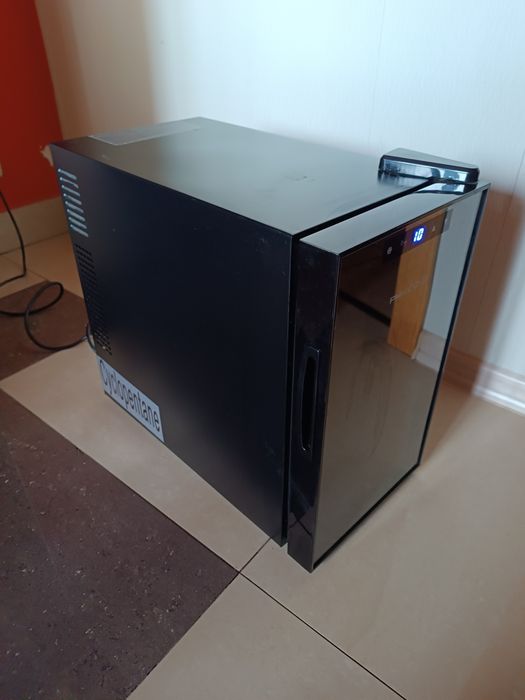 Винна шафа philco pw8f. Міні-холодильник.