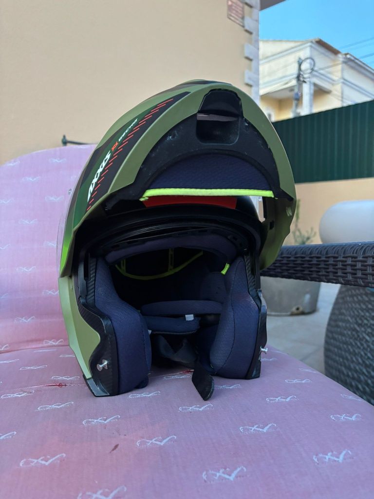Capacete, luvas e casaco de mota