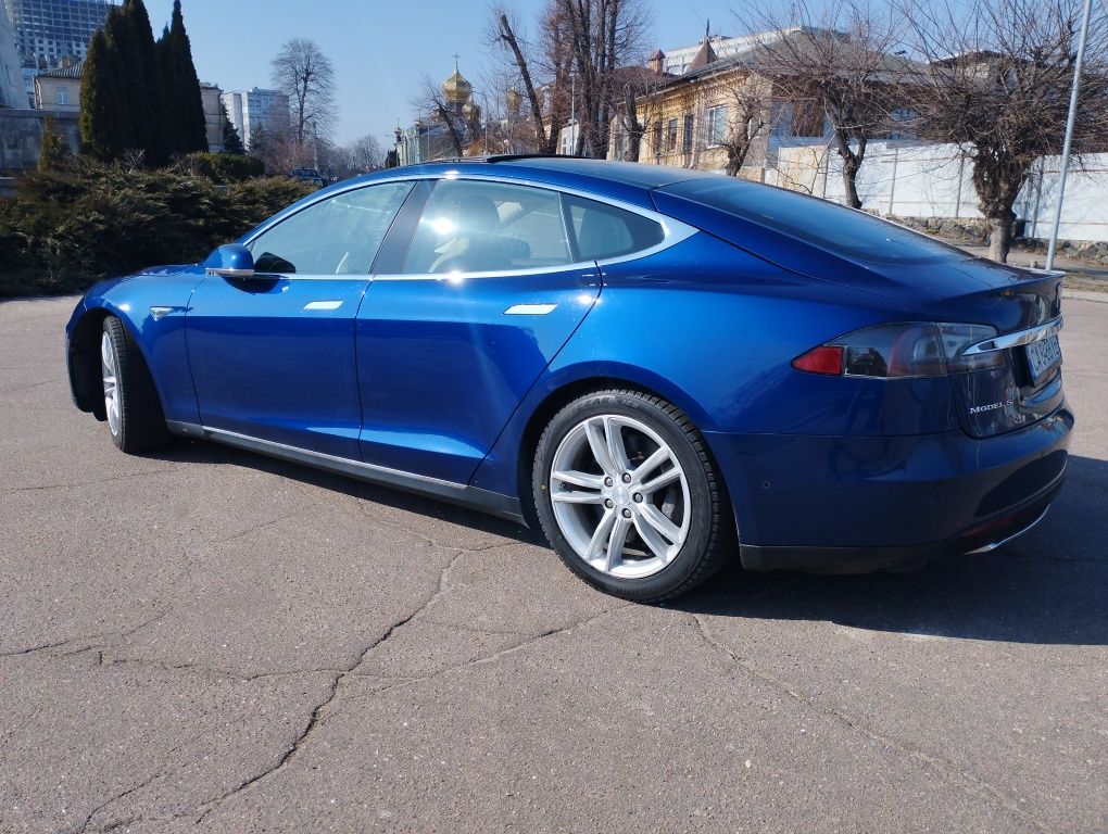 Tesla model S 85D