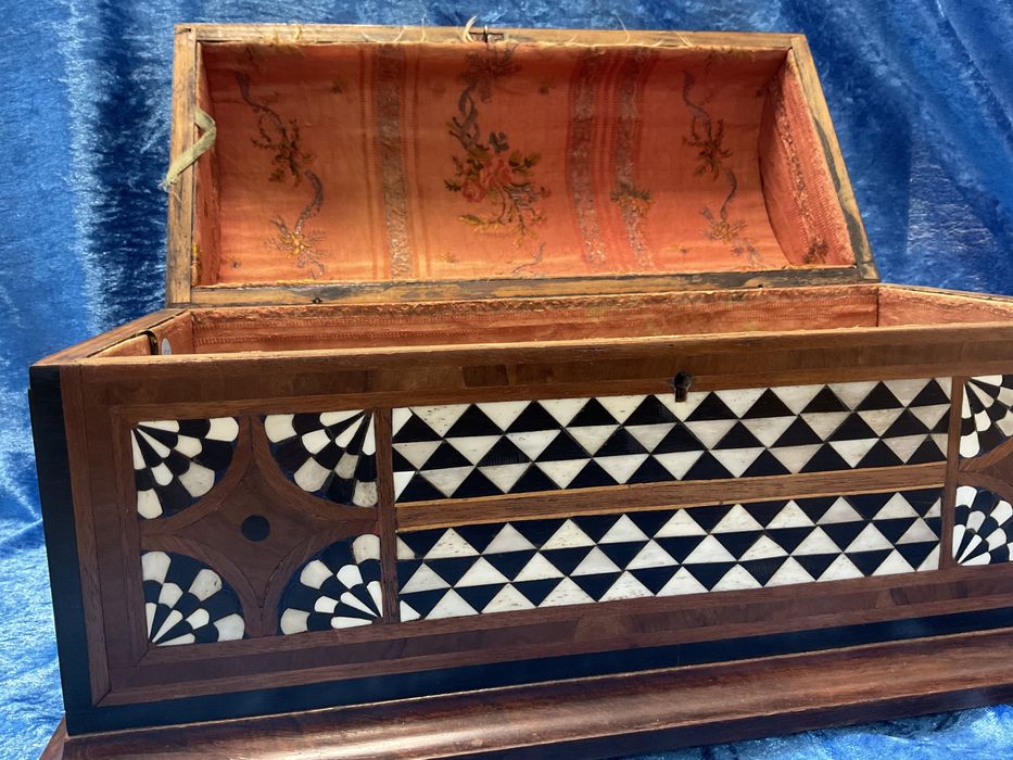 Bau antigo trabalhado