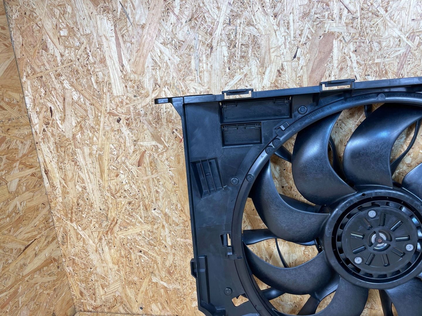 Wentylator chłodnic Obudowa BMW G11 G12 G30 G31 3.0D 8590051 8655846