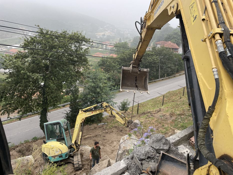 Muros em pedra e pré-fabricados
