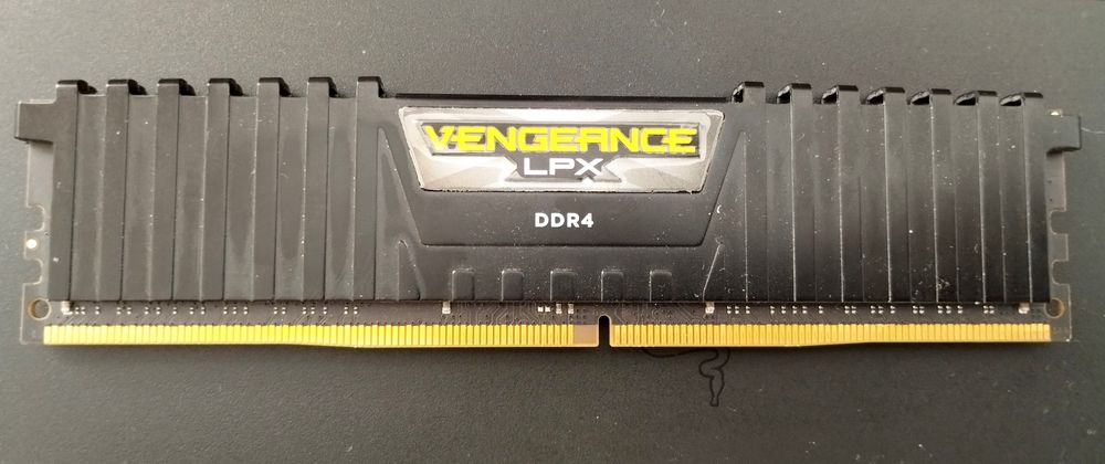 Memória RAM Corsair Vengeance LPX DDR4 2400 PC4- 16GB CL14