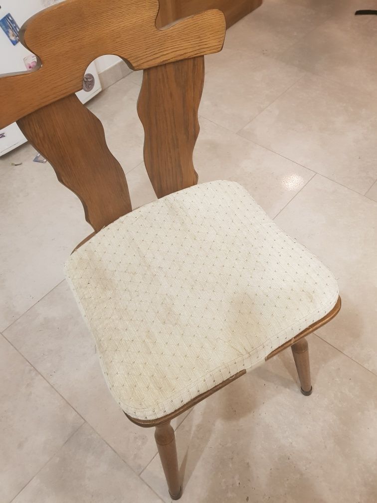 4 krzesła drewniane fornirowane z poduszkami
