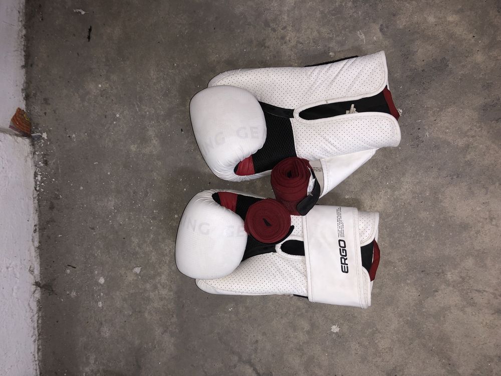 Saco de boxe como novo com suporte lara teto e luvas de bixe com ligas