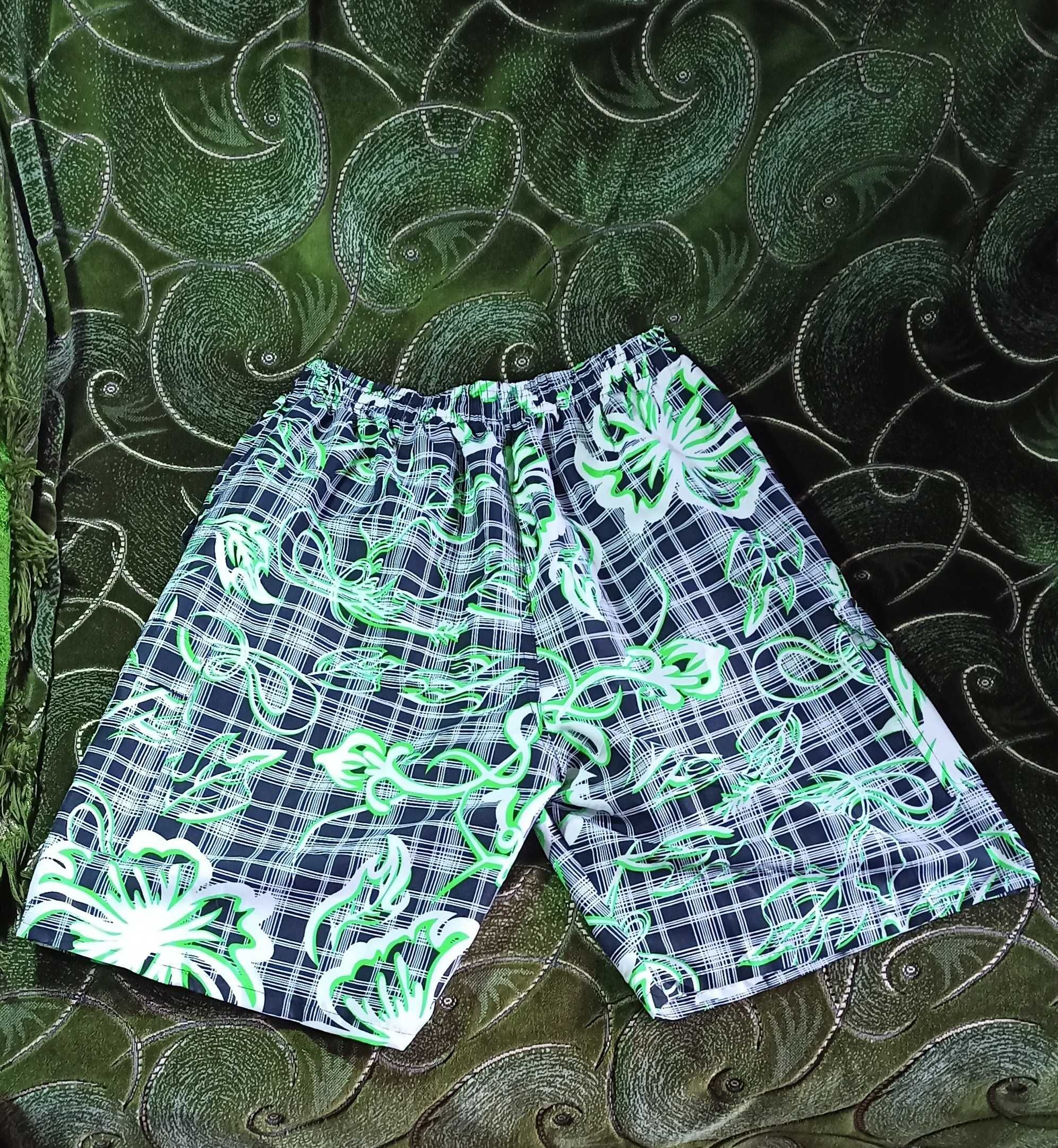 Новые мужские короткие шорты в чёрно-белую клетку с зелёным орнаментом