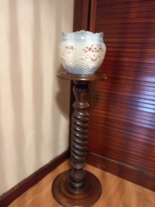 Coluna em madeira torneada