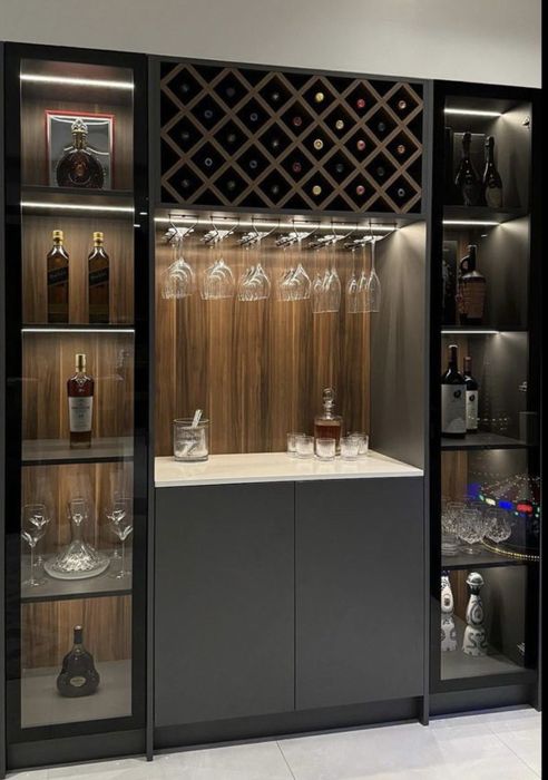 estantes e armários personalizados com portas em vidro