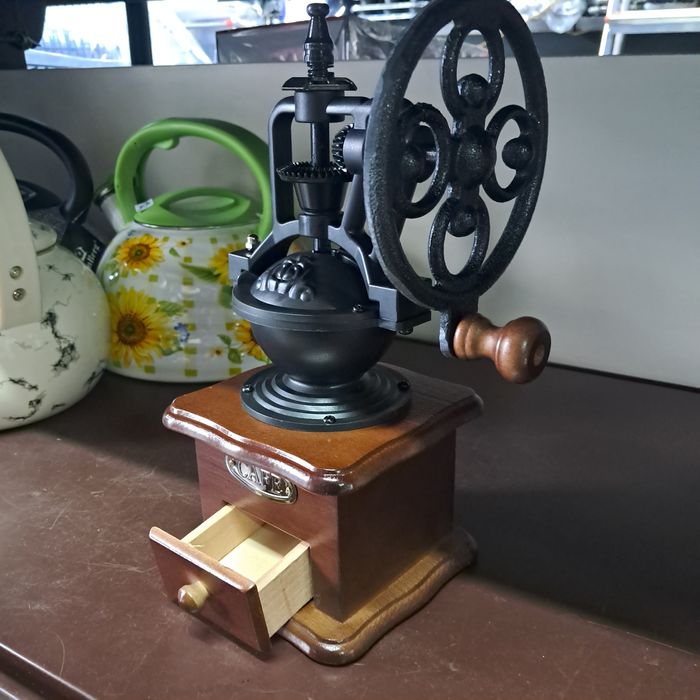 Młynek ręczny do kawy z kołem w stylu retro vintage