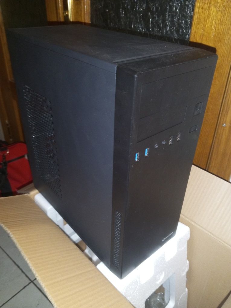 Корпус комп'ютера microATX.
