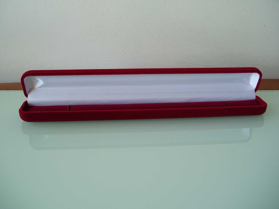 Новый футляр подарочный для цепочки или браслета - красный, бархат