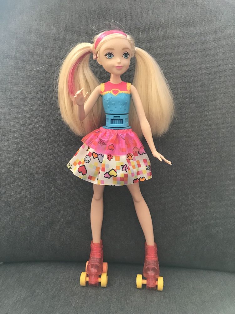 Barbie na swiecacych rolkach.(bez opakowania!)