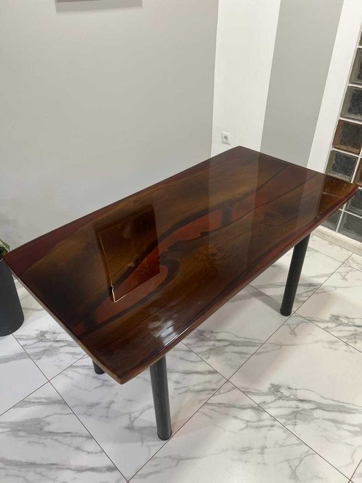 Stół dębowy z żywicy epoksydowej